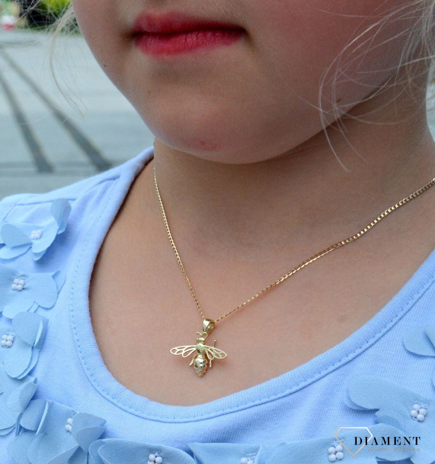 Złota zawieszka Pszczoła próby 333 ZA 5872 333. Zawieszka złota Pszczoła. Złoty wisiorek w kształcie pszczoły. Zawieszka próby 333. Wisiorek ten to idealny pomysł na prezent. Wisiorek złoty damski. W.jpg